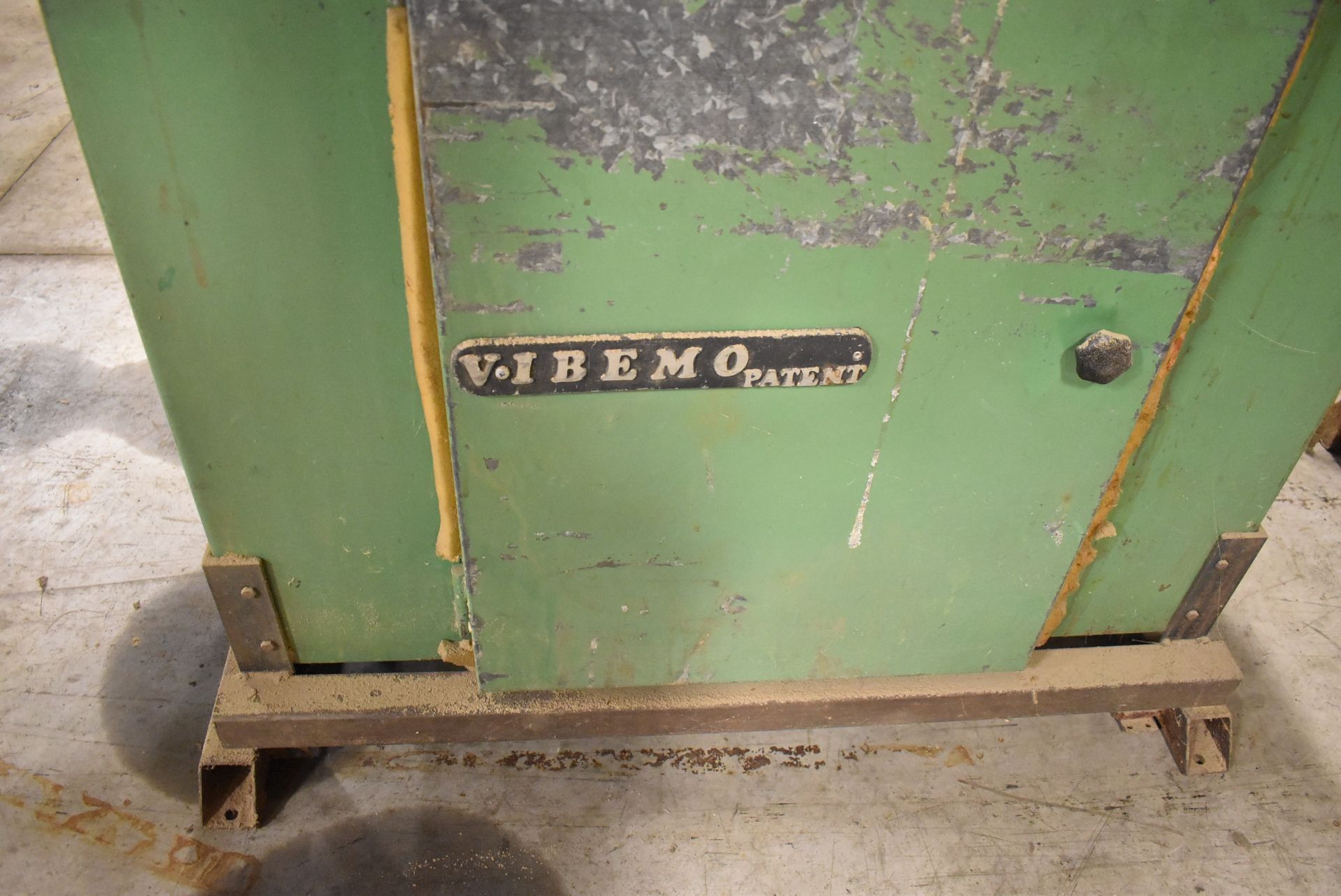 VIBEMO D-81 DUAL HEAD SANDING MACHINE WITH FEEDER, S/N: N/A [RIGGING FEE FOR LOT #73 - $60 CDN - Image 2 of 4