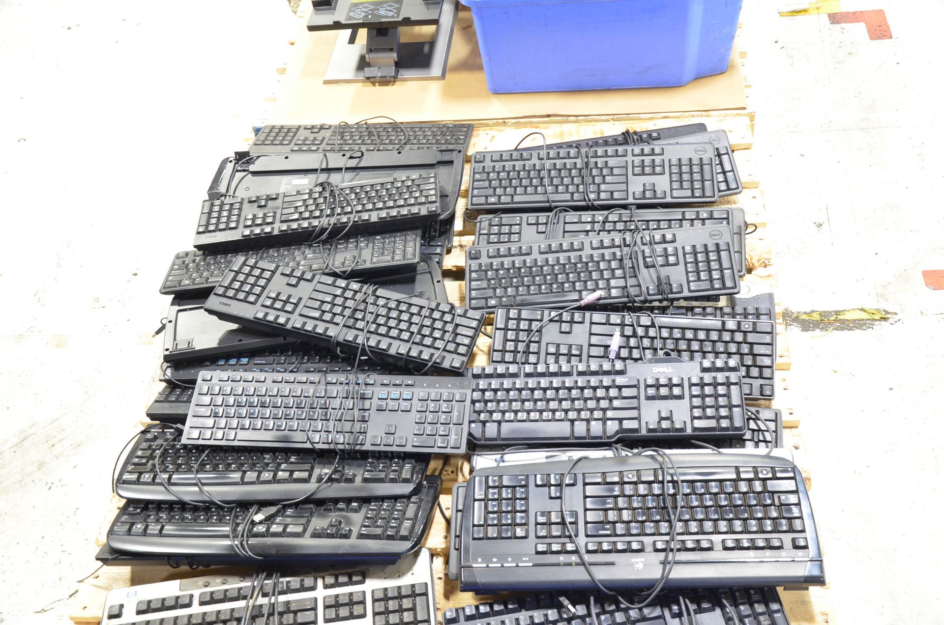 LOT/ PALLETS WITH COMPUTER ACCESSORIES [RIGGING FEE FOR LOT #671 - $20 USD PLUS APPLICABLE TAXES] - Image 3 of 6