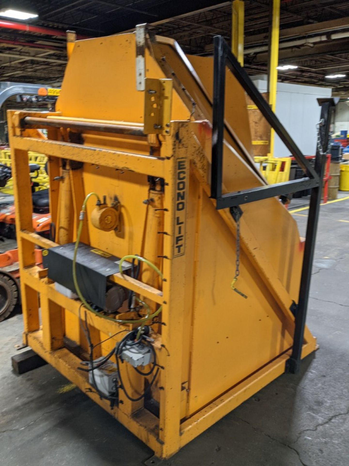 ECONOLIFTØ4,000LB CAPACITY HYDRAULIC DUMPER, S/N N/A [RIGGING FEE FOR LOT #432 E - $50 USD PLUS - Image 2 of 4