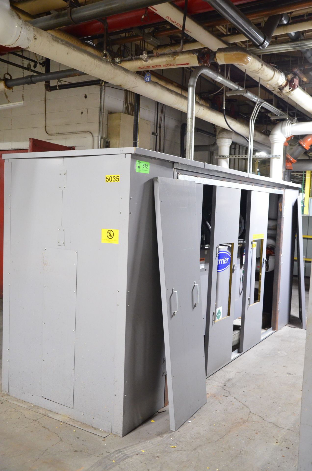 CARRIER 30HXC136RY-671KA REFRIGERATED LIQUID CHILLER, S/N 1114Q21736 [RIGGING FEE FOR LOT #572 - $