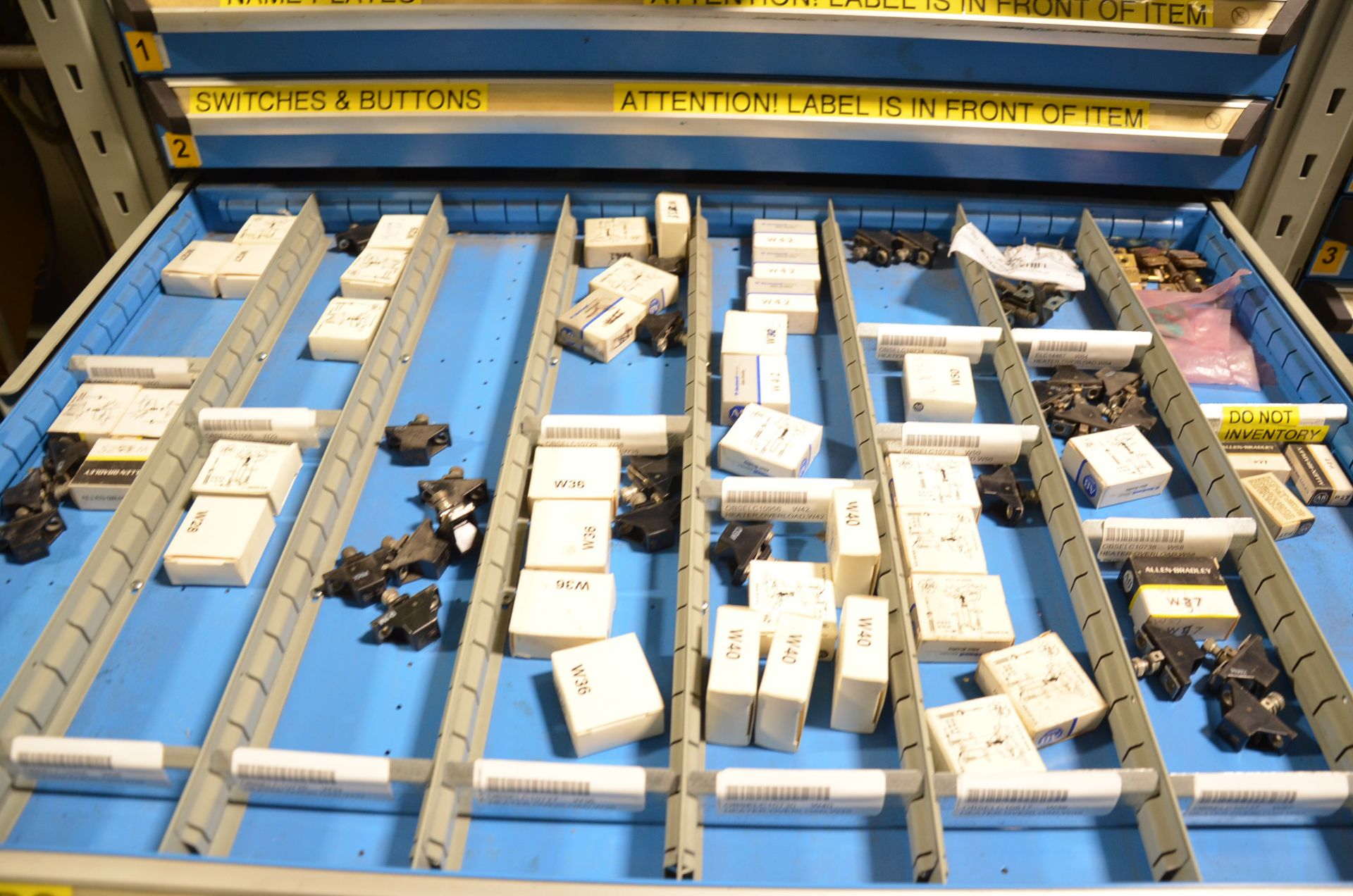 LOT/ CONTENTS OF (6) SECTIONS OF SHELVING CONSISTING OF ELECTRICAL AND ELECTRONIC COMPONENTS [ - Image 7 of 17