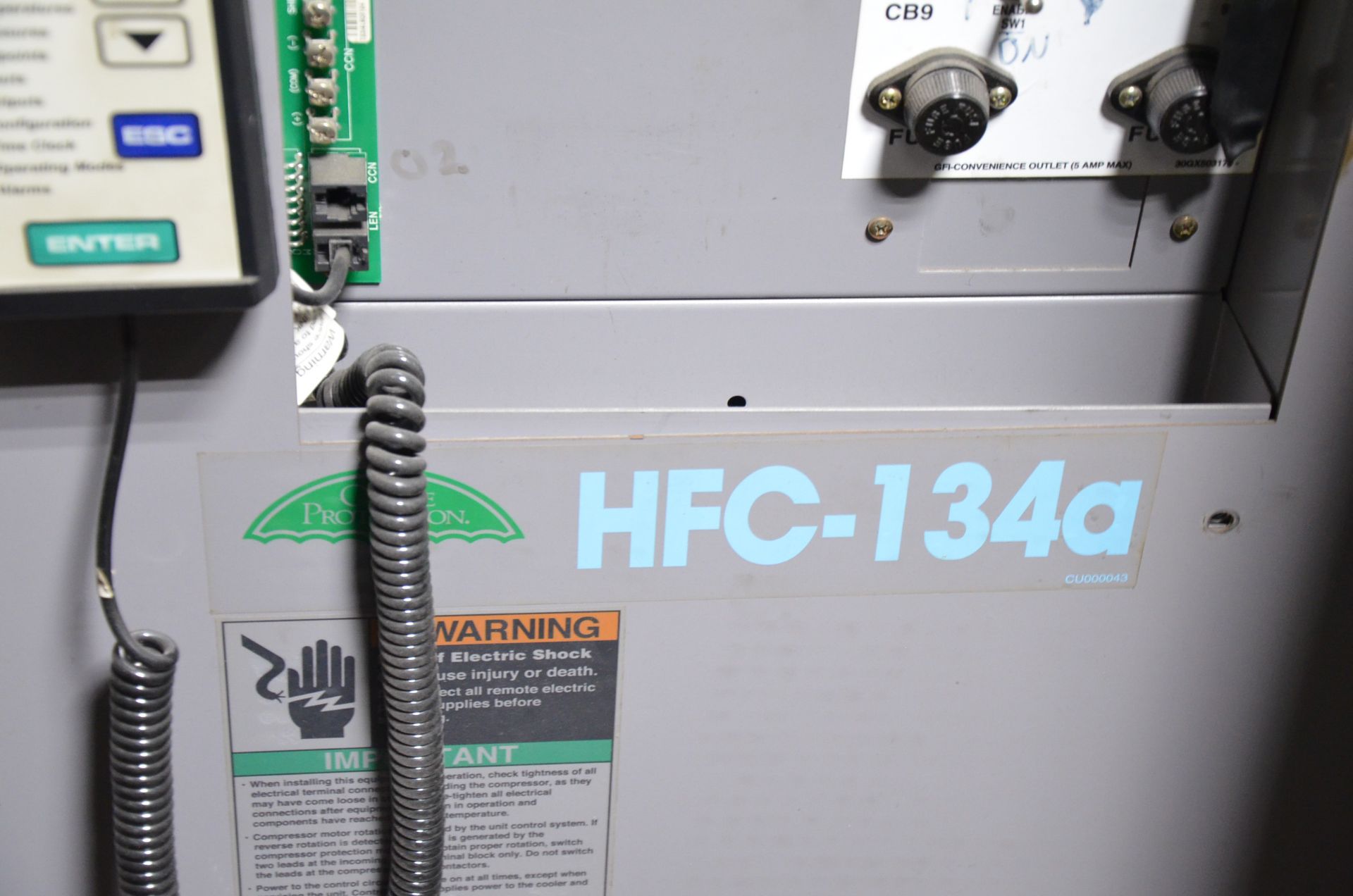 CARRIER 30HXC136RY-671KA REFRIGERATED LIQUID CHILLER, S/N 1114Q21736 [RIGGING FEE FOR LOT #572 - $ - Image 4 of 9