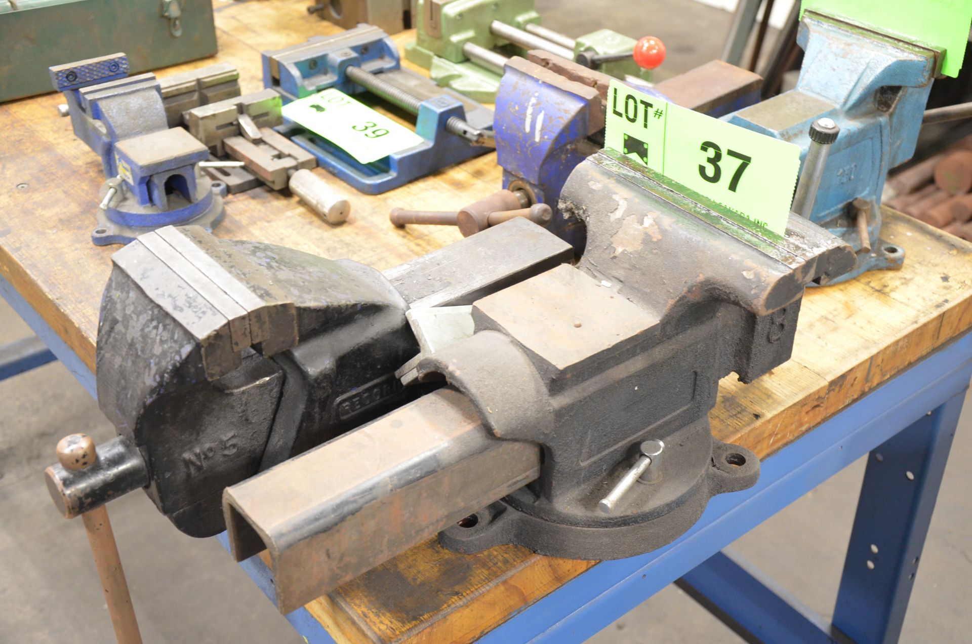 LOT/ 8" SWIVEL BASE VISE AND 5" BENCH VISE [RIGGING FEE FOR LOT #37 - $20 USD PLUS APPLICABLE