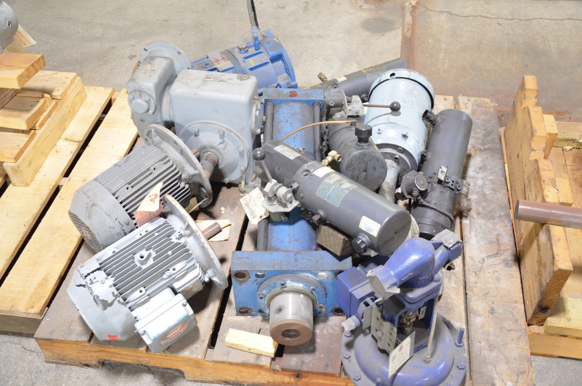 LOT/ (7) PALLETS WITH MOTORS, GEARBOXES AND MACHINERY PARTS [RIGGING FEE FOR LOT #503 - $50 USD PLUS - Image 4 of 11