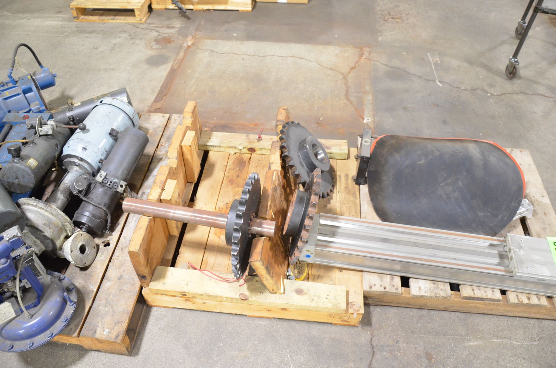 LOT/ (7) PALLETS WITH MOTORS, GEARBOXES AND MACHINERY PARTS [RIGGING FEE FOR LOT #503 - $50 USD PLUS - Image 3 of 11