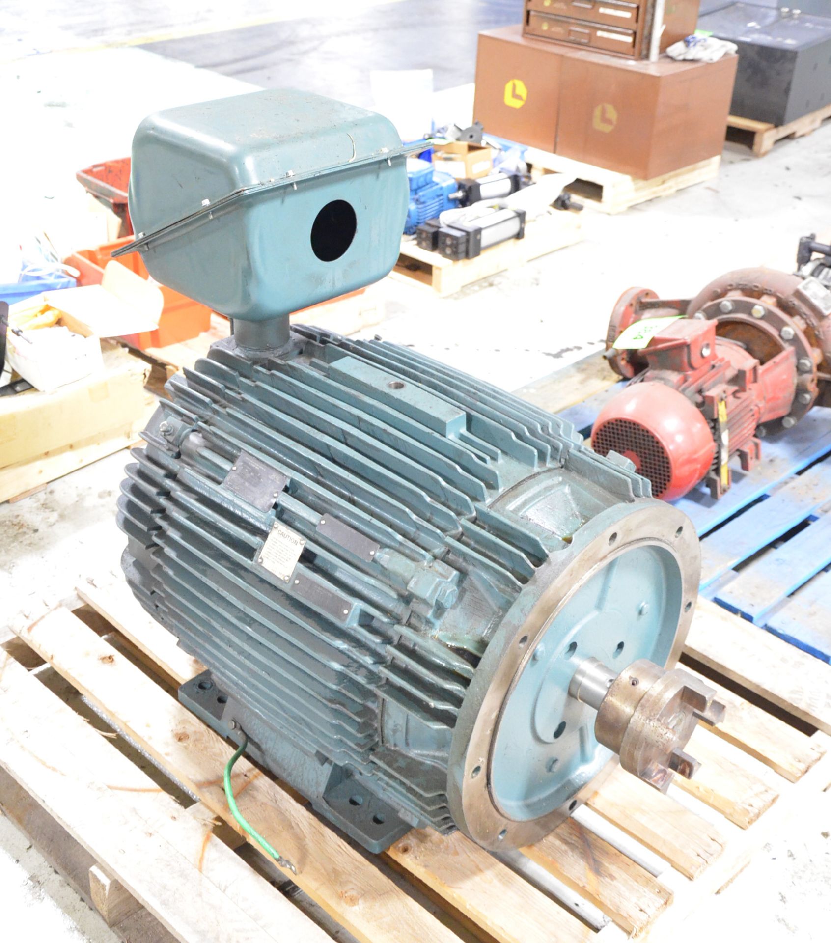 RELIANCE 225HP/2600RPM/575V/3PH/60HZ ELECTRIC MOTOR, S/N N/A [RIGGING FEE FOR LOT #383 - $25 USD - Image 2 of 3