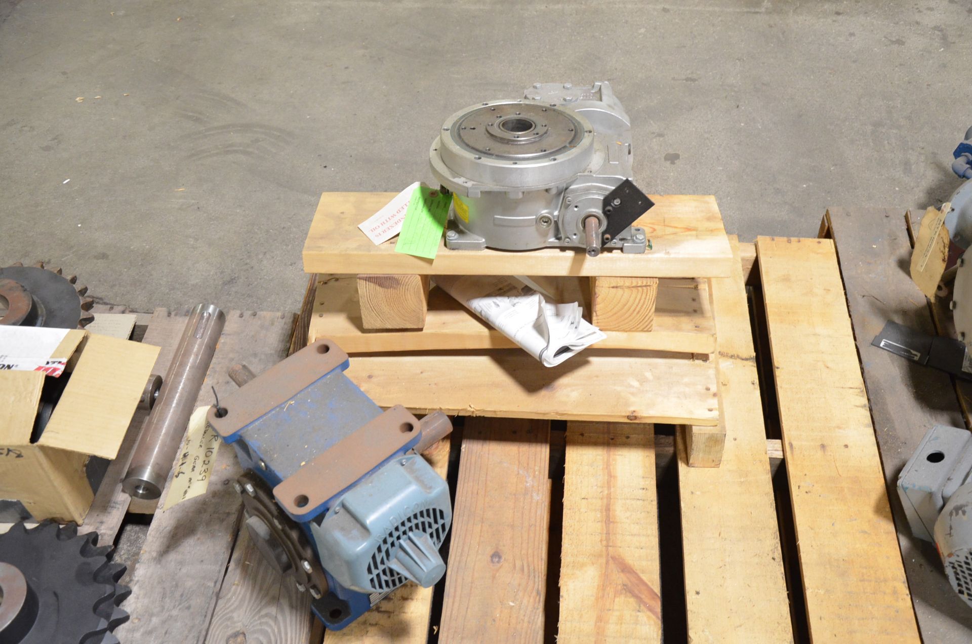 LOT/ (7) PALLETS WITH MOTORS, GEARBOXES AND MACHINERY PARTS [RIGGING FEE FOR LOT #503 - $50 USD PLUS - Image 5 of 11