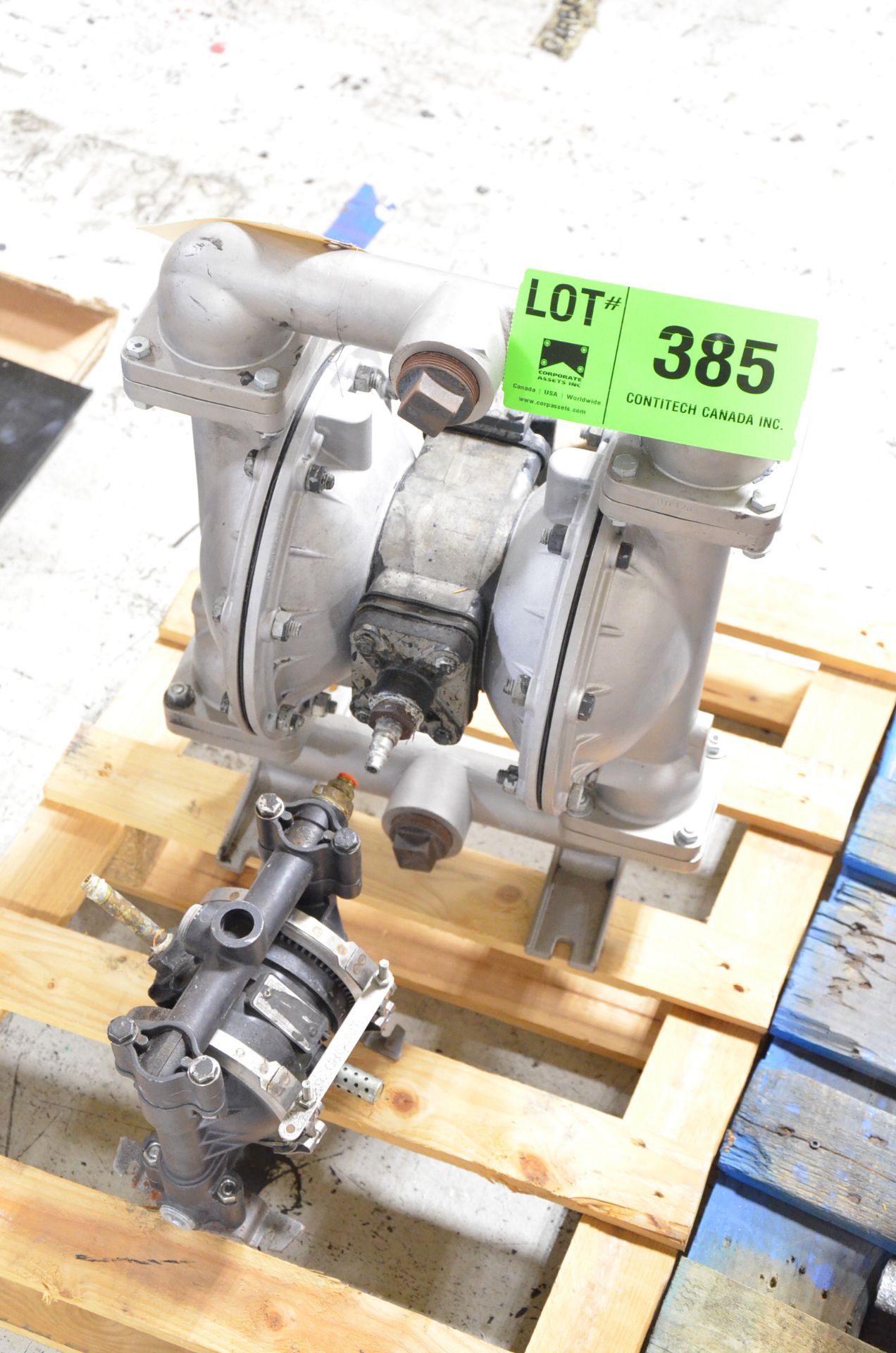 LOT/ (2) PNEUMATIC DIAPHRAGM PUMPS [RIGGING FEE FOR LOT #385 - $25 USD PLUS APPLICABLE TAXES]