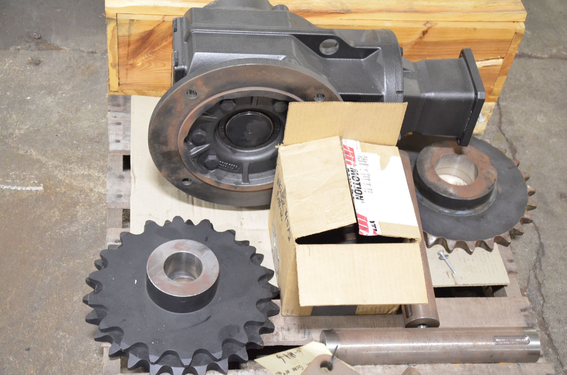 LOT/ (7) PALLETS WITH MOTORS, GEARBOXES AND MACHINERY PARTS [RIGGING FEE FOR LOT #503 - $50 USD PLUS - Image 7 of 11