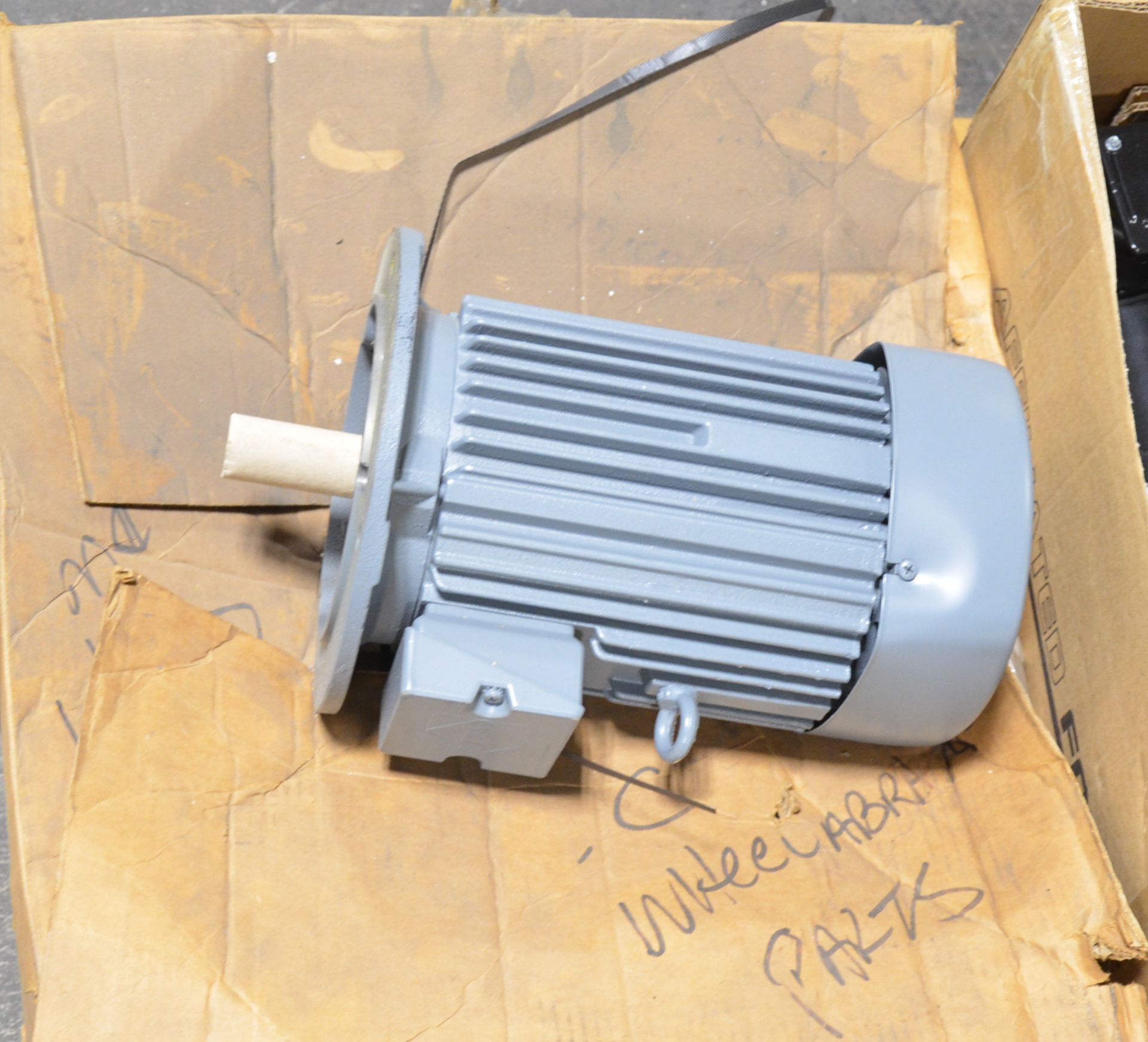 LOT/ (5) PALLETS WITH ELECTRIC MOTORS [RIGGING FEE FOR LOT #506 - $50 USD PLUS APPLICABLE TAXES] - Image 2 of 10