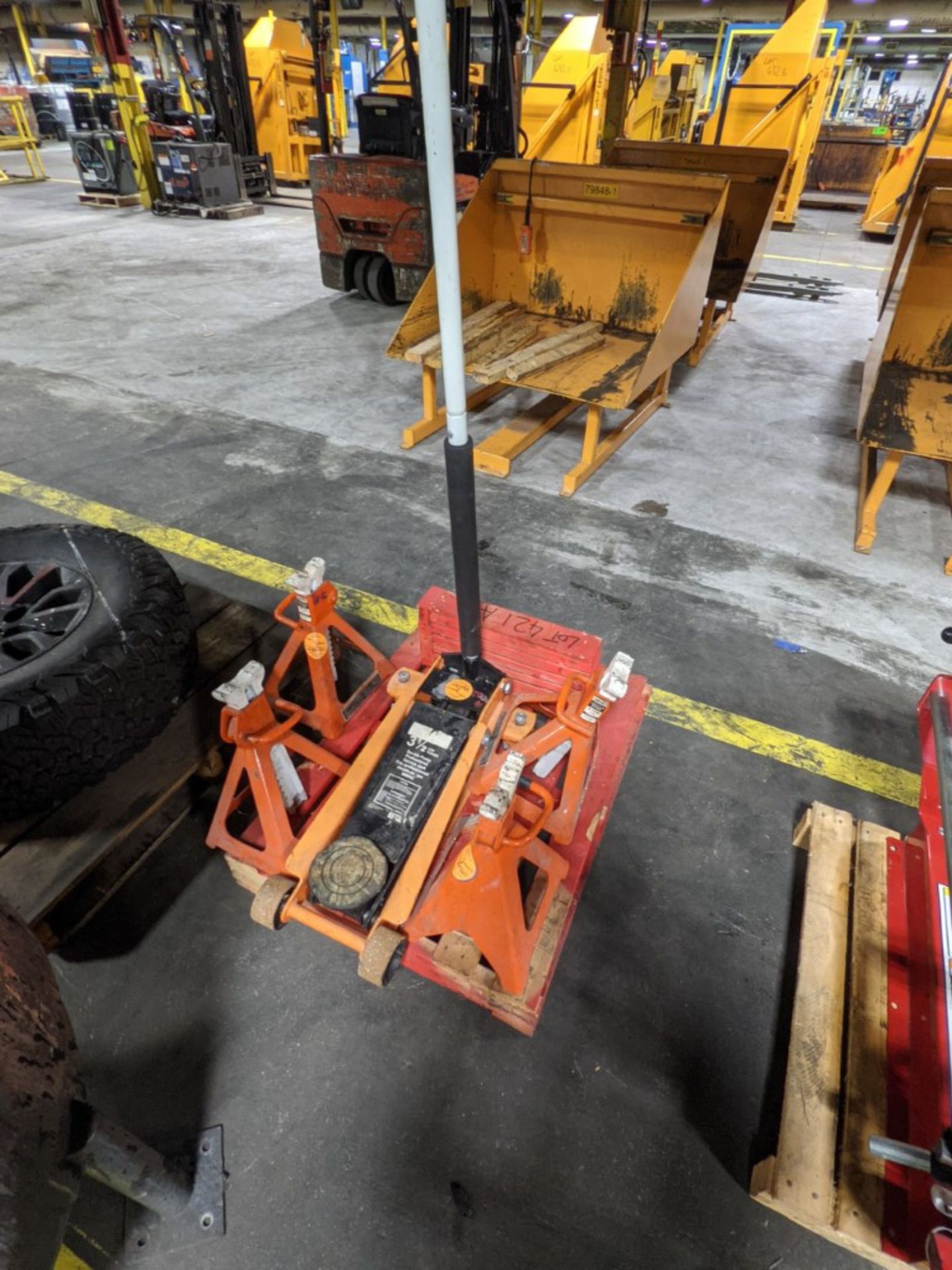 LOT/ 3.5 TON FLOOR JACK WITH STANDS [RIGGING FEE FOR LOT #421 A - $25 USD PLUS APPLICABLE TAXES] - Image 2 of 2