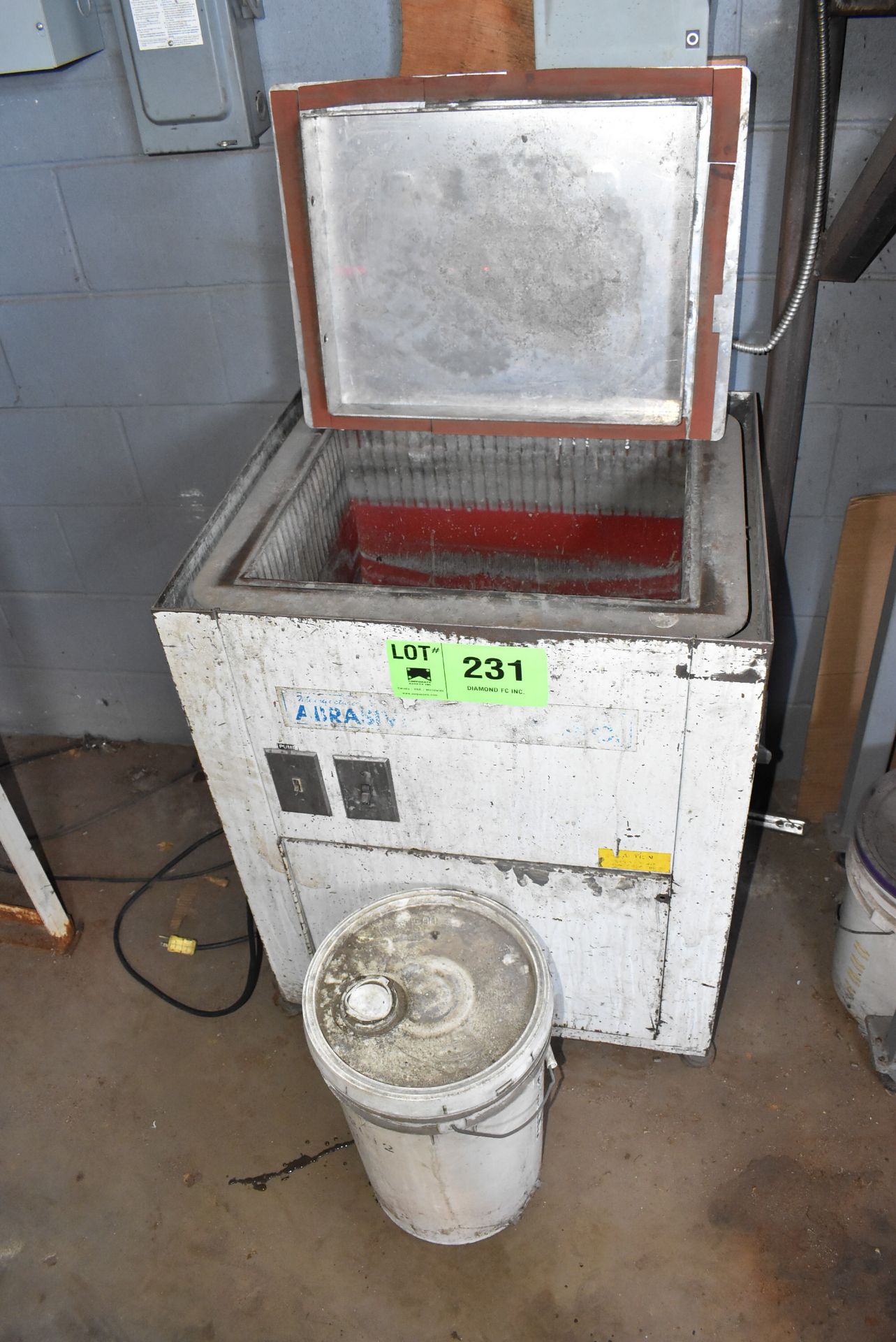 BURR BENCH MODEL 2016 VIBRATORY FINISHING MACHINE, S/N N/A [RIGGING FEE FOR LOT #231 - $25 USD