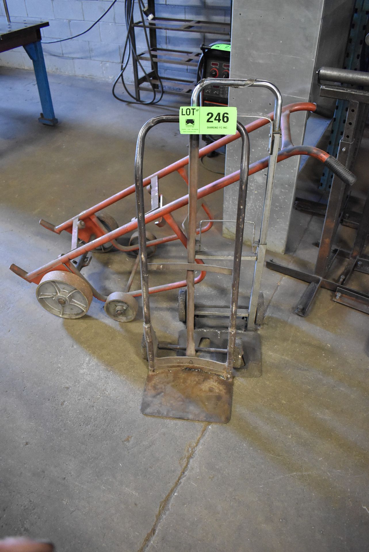 LOT/ HAND CARTS AND BARREL DOLLY