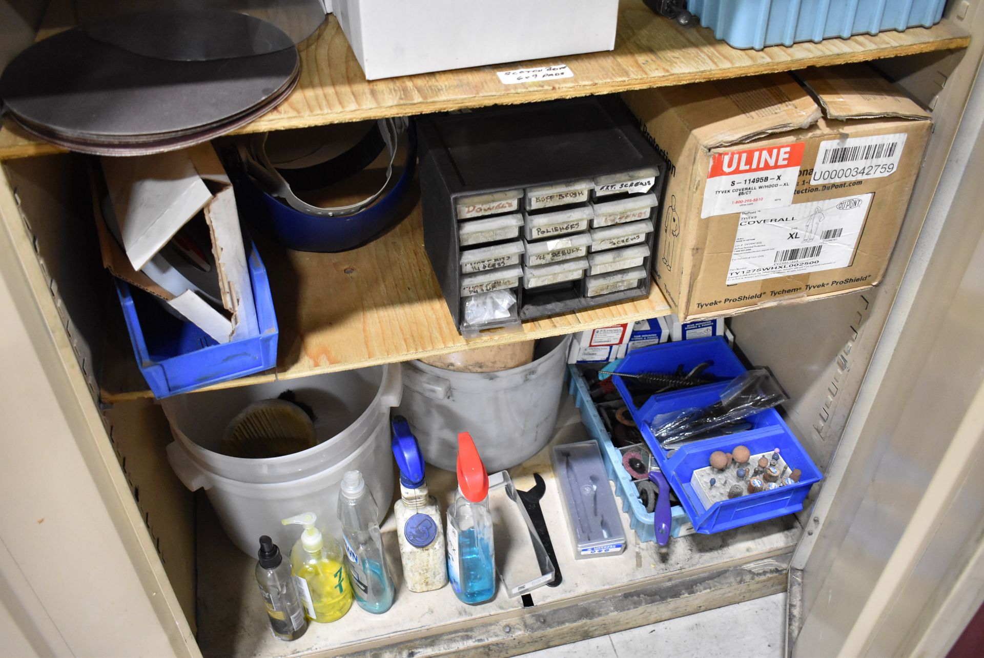 LOT/ CABINET WITH CONTENTS CONSISTING OF DEBURRING AND SANDING SUPPLIES - Image 2 of 5