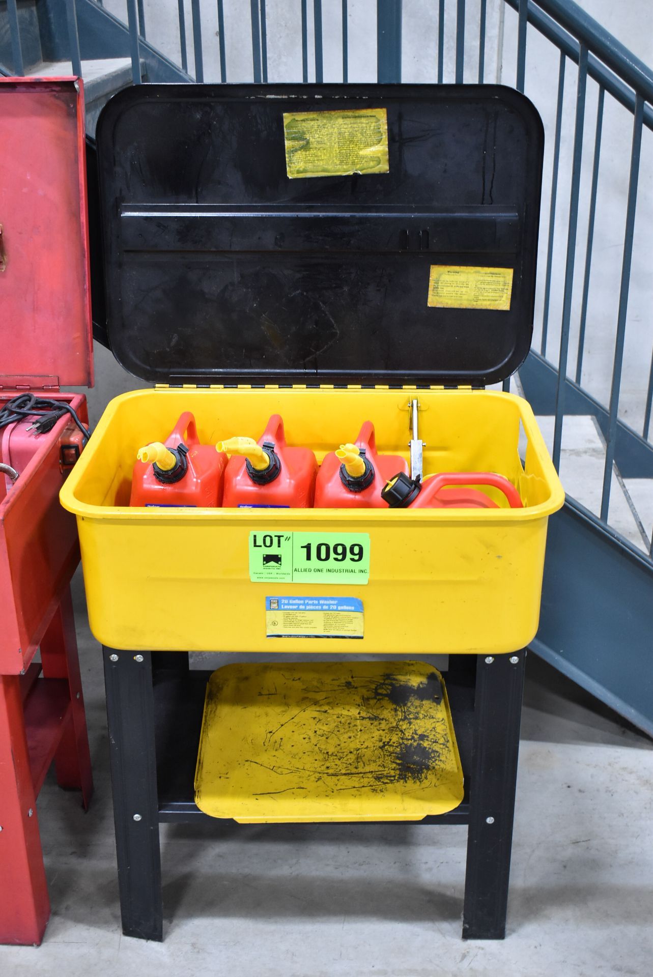 LOT/ POWERFIST 20GALLON PARTS WASHER WITH FUEL CANS