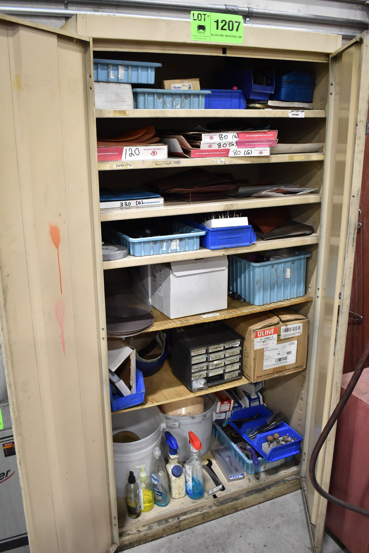 LOT/ CABINET WITH CONTENTS CONSISTING OF DEBURRING AND SANDING SUPPLIES