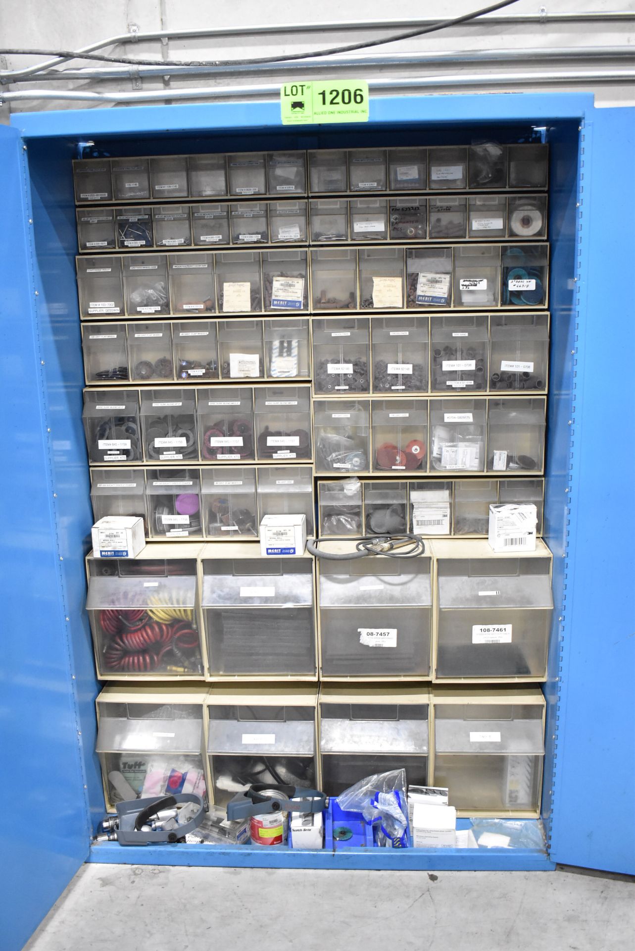 LOT/ CABINET WITH CONTENTS CONSISTING OF DEBURRING AND SANDING SUPPLIES