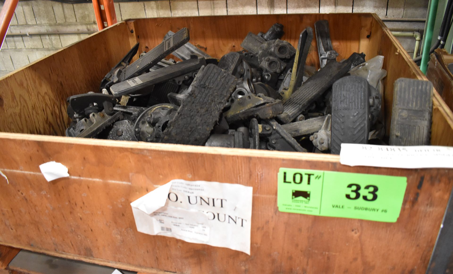 LOT/ CRATE WITH MOBILE EQUIPMENT CONTROL PEDALS (CMD WAREHOUSE - 11050301)