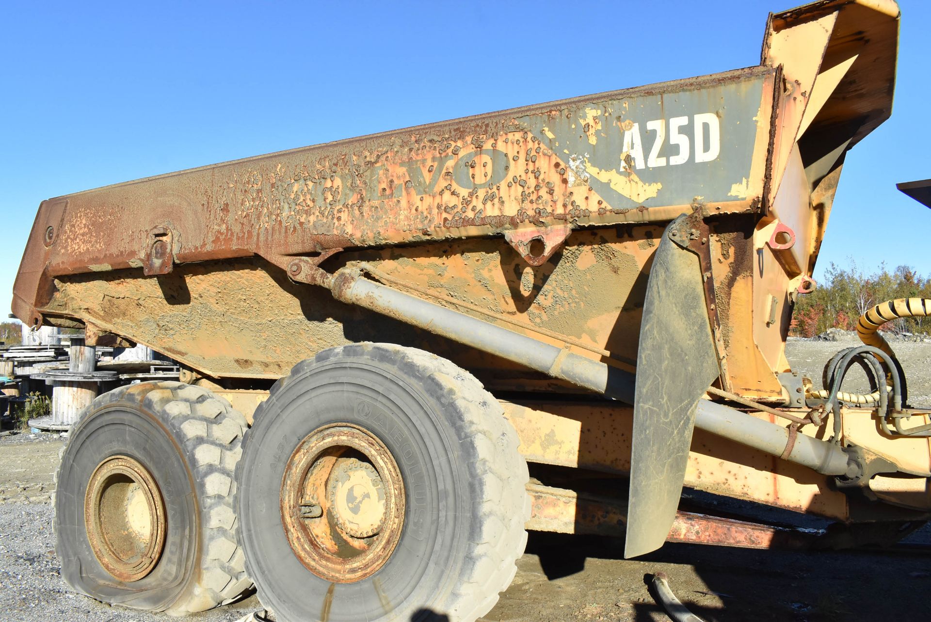 VOLVO A25D ARTICULATED DUMP TRUCK WITH D9BAAE3 9.4L DIESEL ENGINE, 17.01 YRD/3 MAX. CAPACITY ( - Image 5 of 10