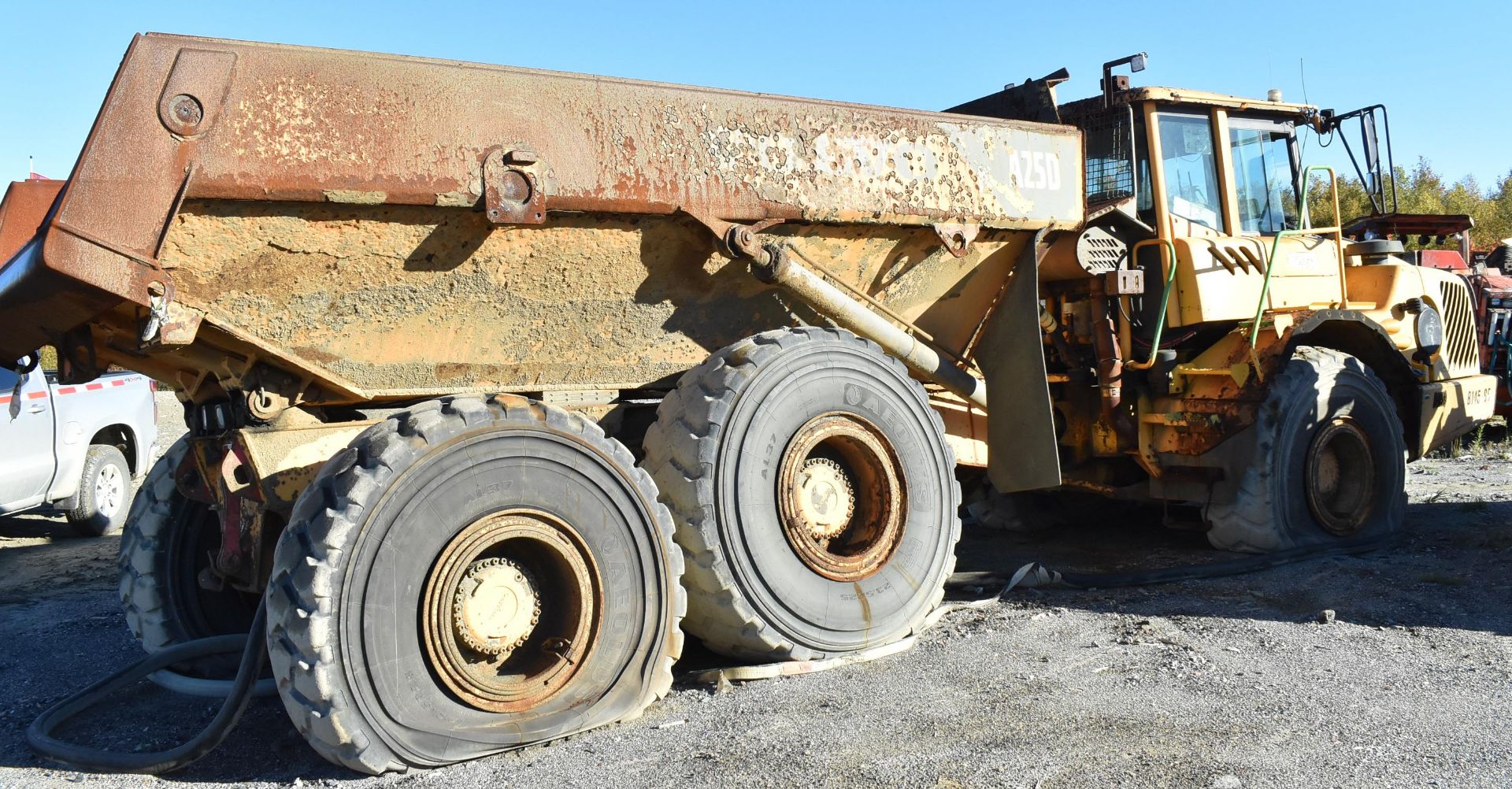 VOLVO A25D ARTICULATED DUMP TRUCK WITH D9BAAE3 9.4L DIESEL ENGINE, 17.01 YRD/3 MAX. CAPACITY ( - Image 2 of 10