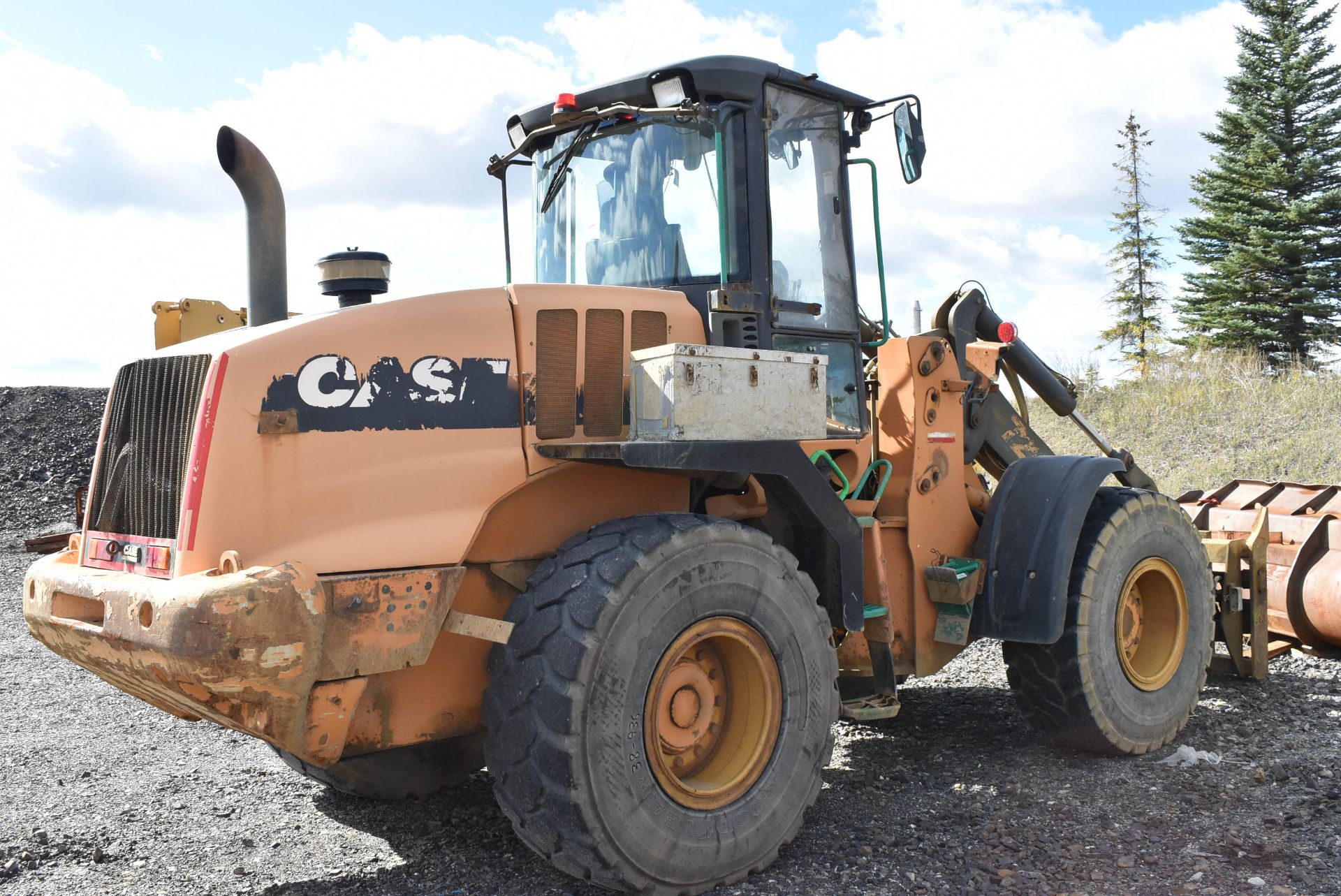 CASE 721F ARTICULATING FRONT END WHEEL LOADER WITH FPT F4HFE613T 6 CYLINDER DIESEL ENGINE, FORK - Image 2 of 8