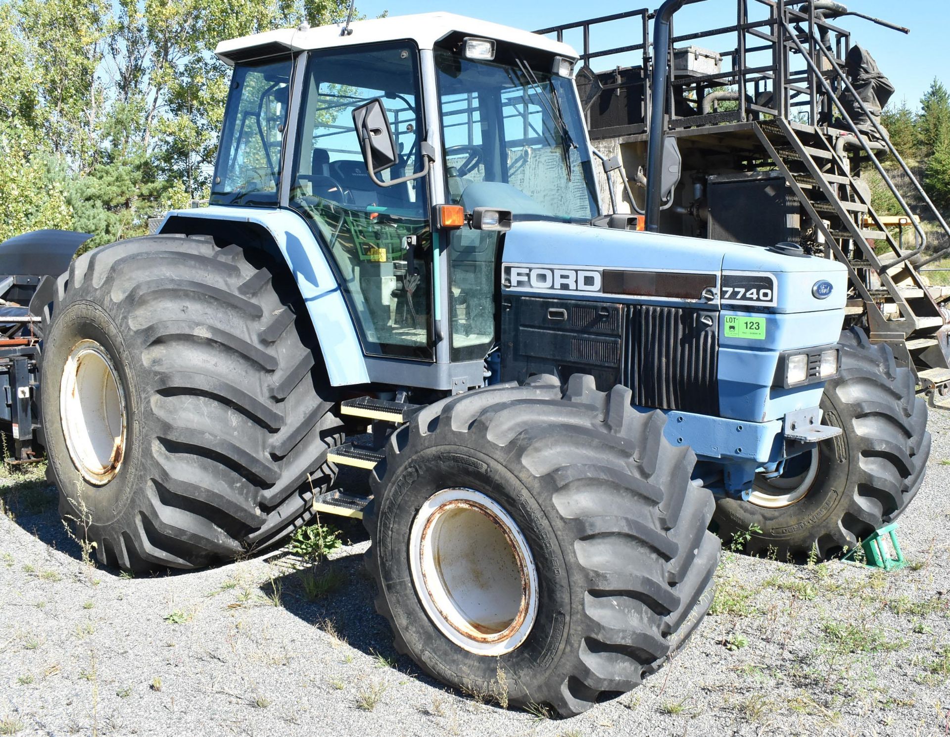 FORD 7740 ROW-CROP TRACTOR WITH FORD 5.0L 4 CYLINDER DIESEL ENGINE, CLIMATE CONTROL, AM/FM RADIO