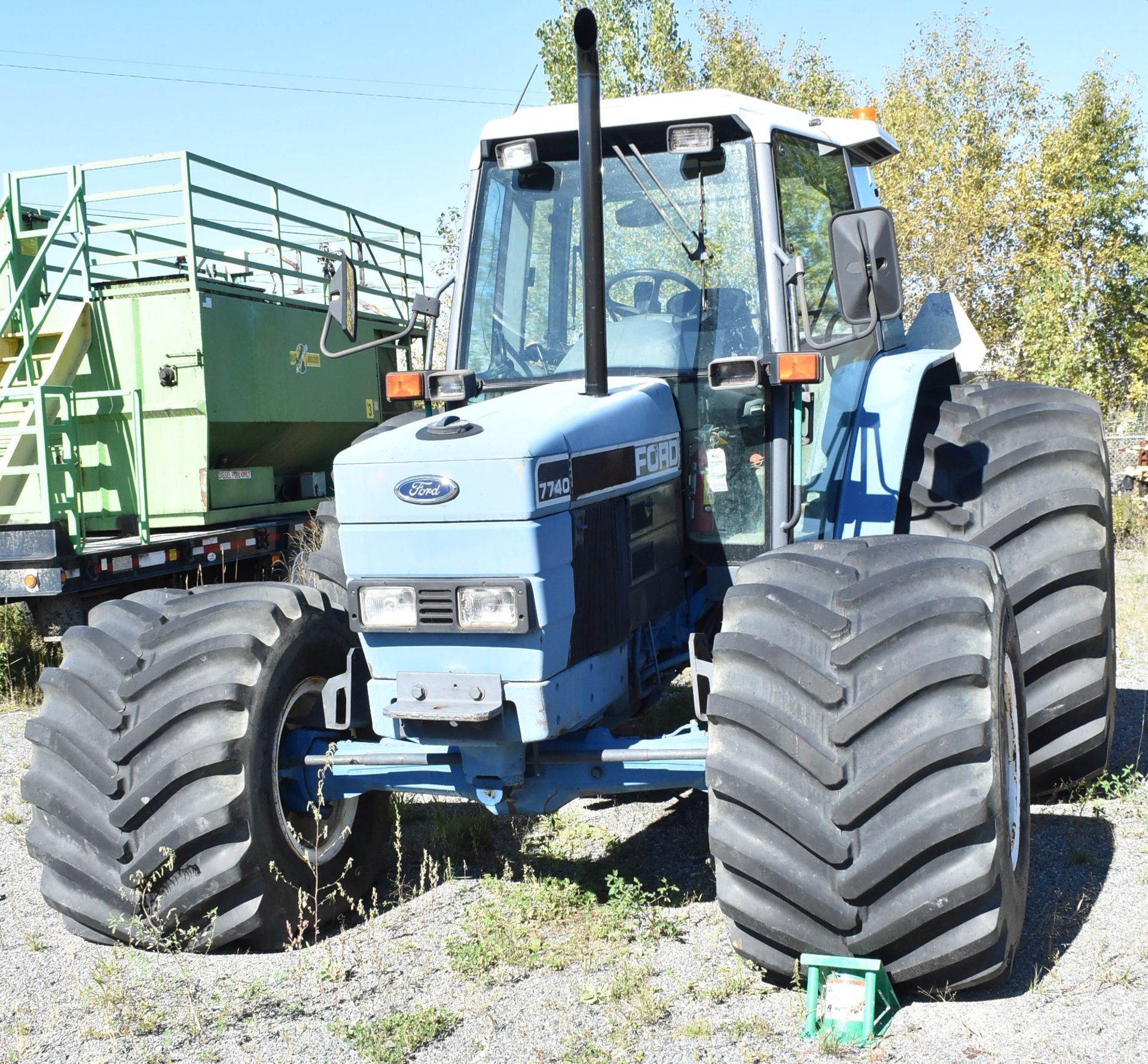 FORD 7740 ROW-CROP TRACTOR WITH FORD 5.0L 4 CYLINDER DIESEL ENGINE, CLIMATE CONTROL, AM/FM RADIO - Image 3 of 9