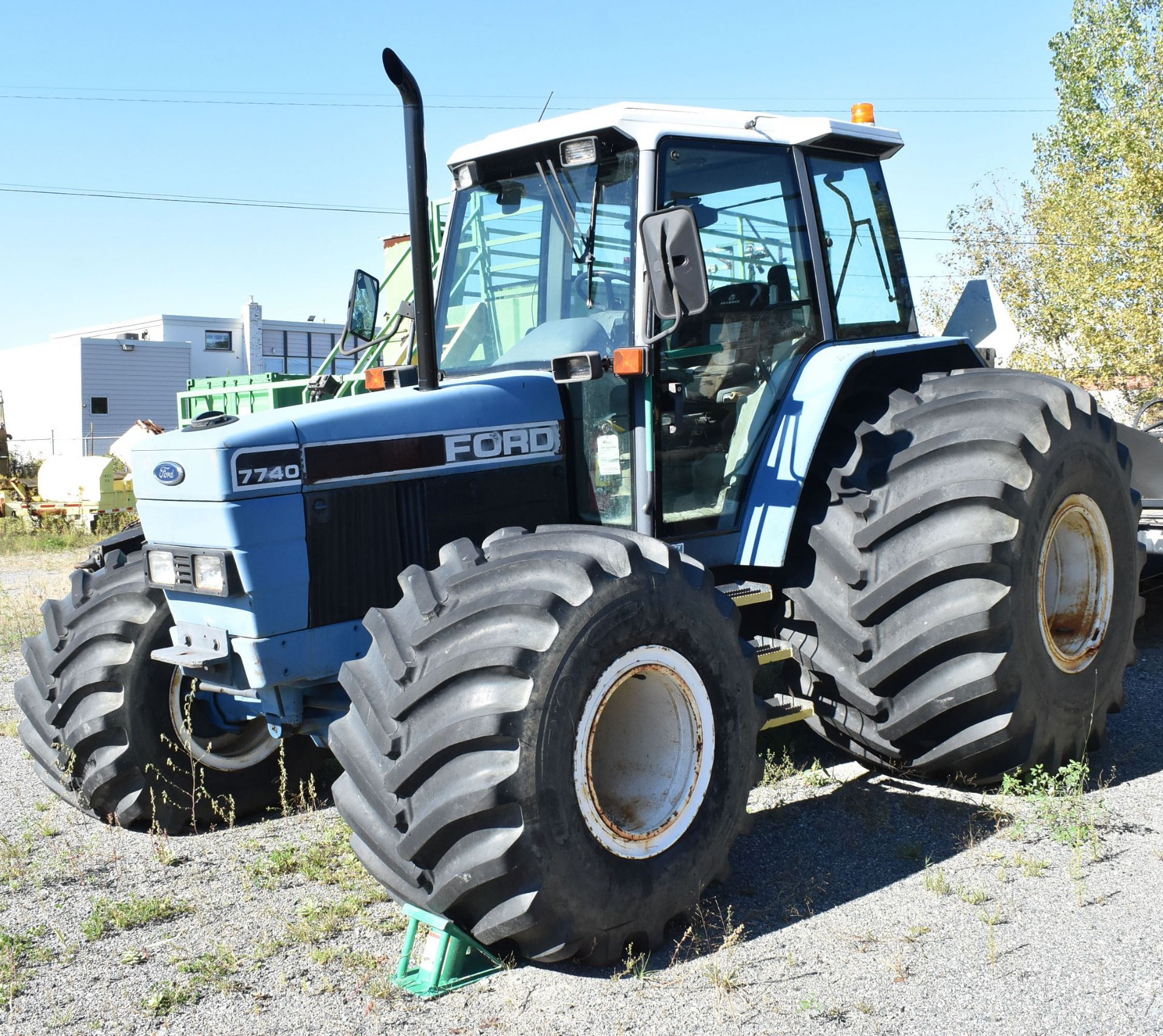 FORD 7740 ROW-CROP TRACTOR WITH FORD 5.0L 4 CYLINDER DIESEL ENGINE, CLIMATE CONTROL, AM/FM RADIO - Image 2 of 9