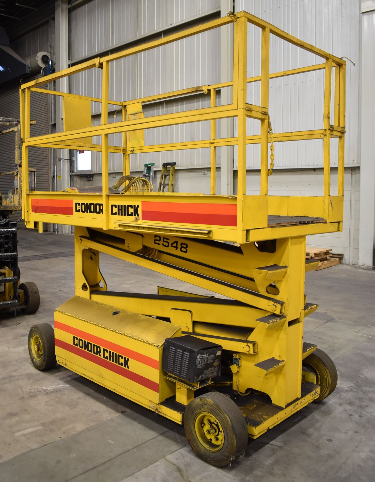 CONDOR 2548 24V ELECTRIC SCISSOR LIFT WITH 1000 LB. CAPACITY, 19.5' MAX. LIFT HEIGHT, ON-BOARD - Image 2 of 5