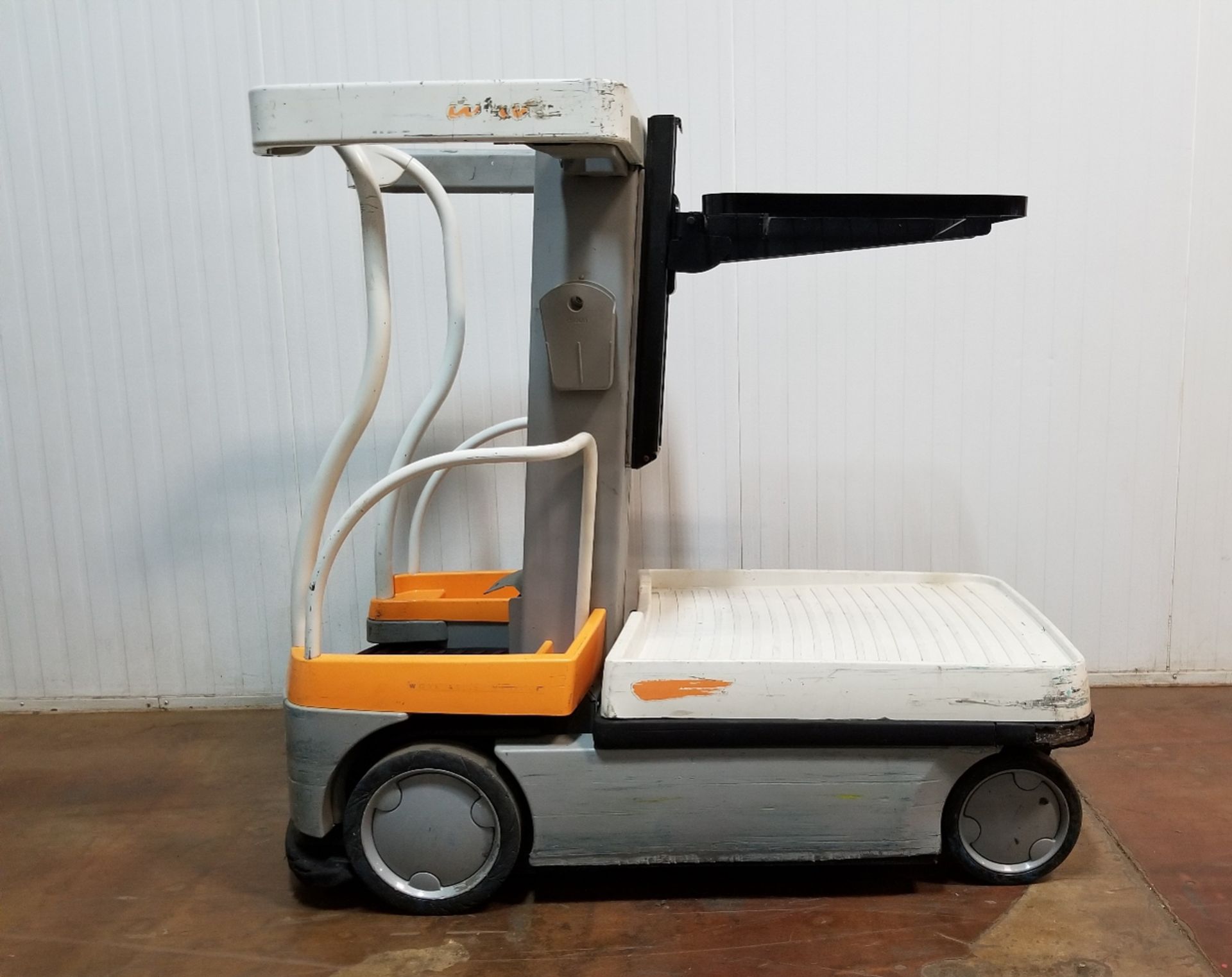 CROWN (2011) WAV50-118 24V ELECTRIC ORDER PICKER WITH 500 LB. CAPACITY, 118" MAX. LIFT HEIGHT, ON-