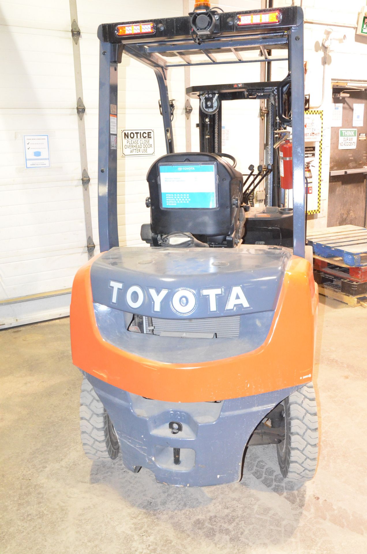 TOYOTA (2019) 8FGU20 GASOLINE POWERED FORKLIFT WITH 4,000 LBS CAPACITY, 170" MAX VERTICAL REACH, 3- - Image 3 of 10