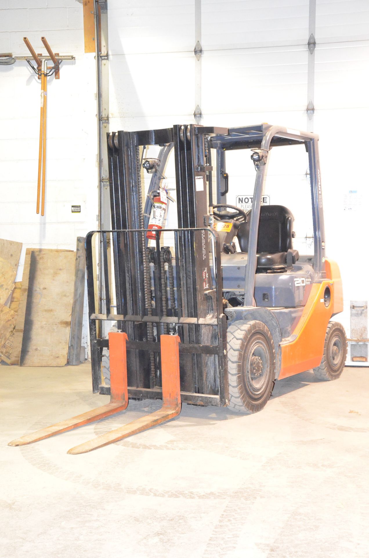 TOYOTA (2019) 8FGU20 GASOLINE POWERED FORKLIFT WITH 4,000 LBS CAPACITY, 170" MAX VERTICAL REACH, 3-