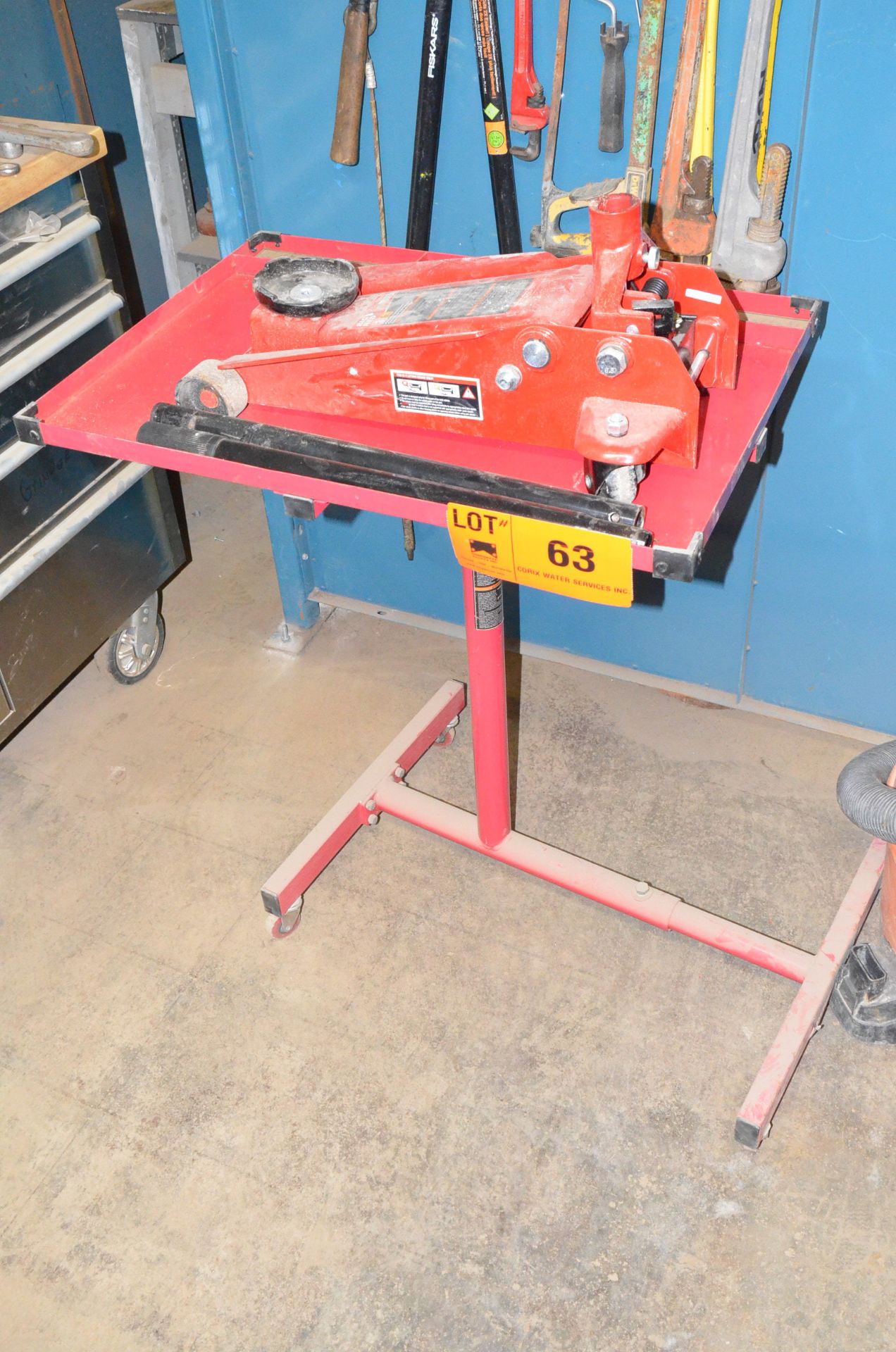 LOT/ SERVICE TRAY AND FLOOR-TYPE JACK