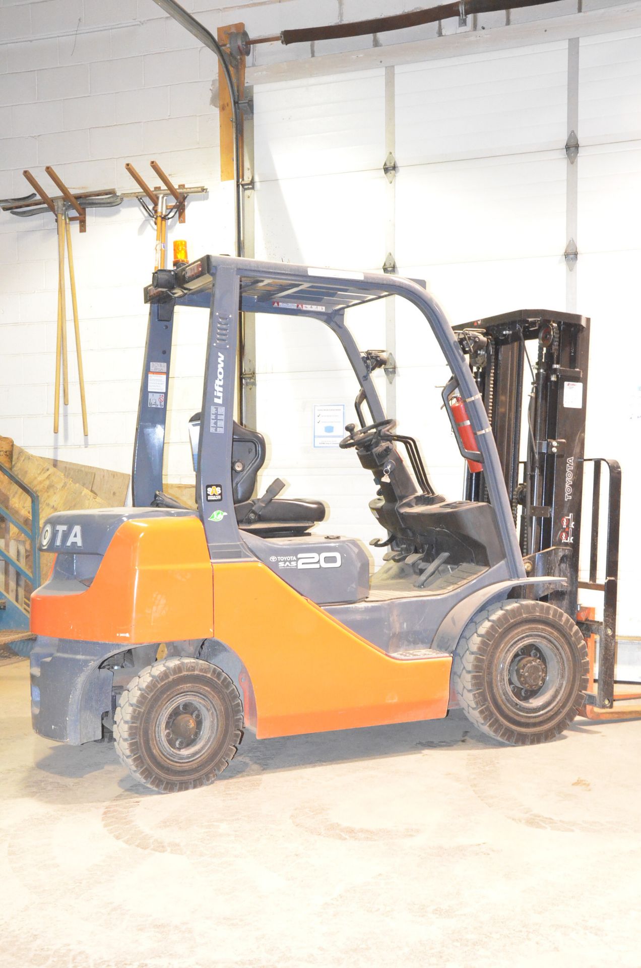 TOYOTA (2019) 8FGU20 GASOLINE POWERED FORKLIFT WITH 4,000 LBS CAPACITY, 170" MAX VERTICAL REACH, 3- - Image 2 of 10