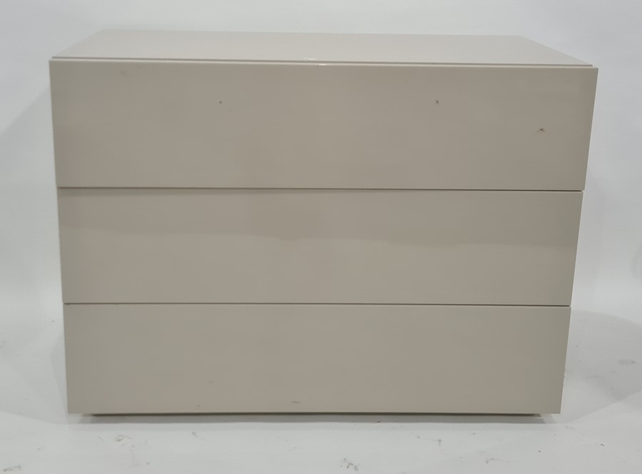 Modern grey-finished bedroom suite of drawers to include two chests of three drawers and one - Image 2 of 2