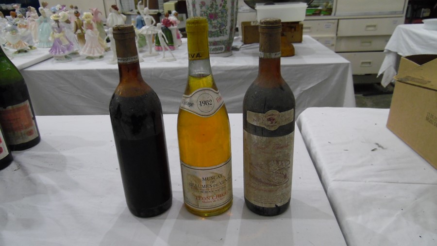 Quantity of various bottles to include 1982 Beaumes-de-Venise (2 bottles), 1993 Domaine la Grave, - Image 15 of 17