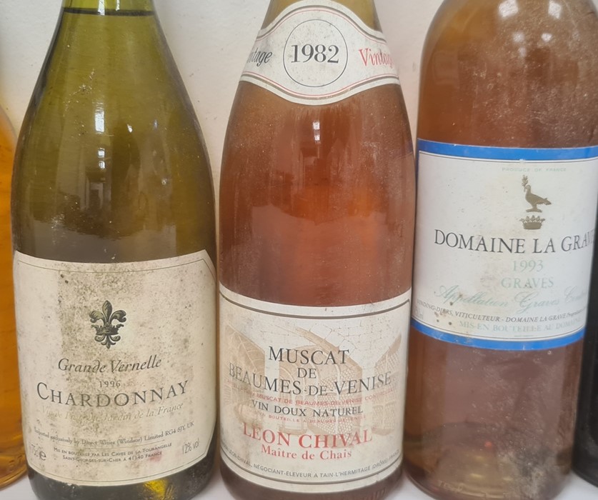 Quantity of various bottles to include 1982 Beaumes-de-Venise (2 bottles), 1993 Domaine la Grave, - Image 9 of 17