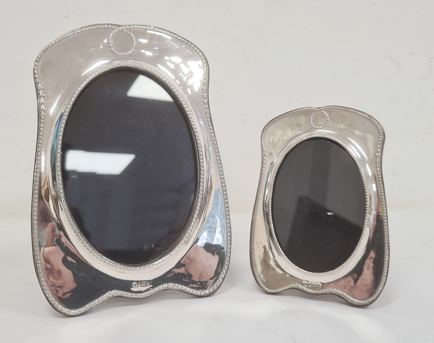 Late 20th century silver-mounted oval picture frame with repousse decoration, Birmingham 1990,