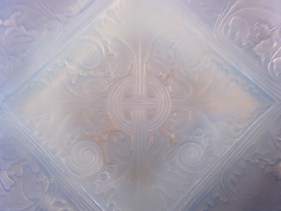 Lalique opalescent square dish 'Vezelay' pattern, 10cm squareCondition Reportsurface wear to the - Image 2 of 2