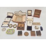 Quantity of jewellery cases including a Victorian shaped leather bracelet case, a red leather brooch
