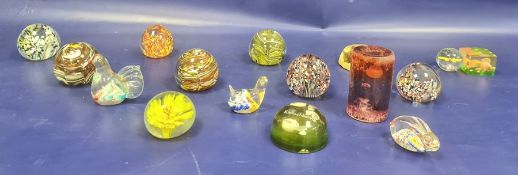 Quantity glass paperweights, paperweight animals and others (1 box)