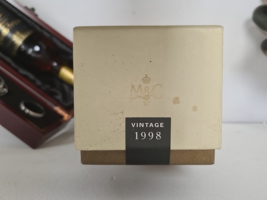 ********** WITHDRAWN ************ Bottle of Millesime Blanc Vintage Moet & Chandon champagne 1998 in - Image 3 of 6
