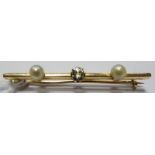 14ct (585) gold, diamond and cultured pearl bar brooch set centre diamond flanked by pair cultured
