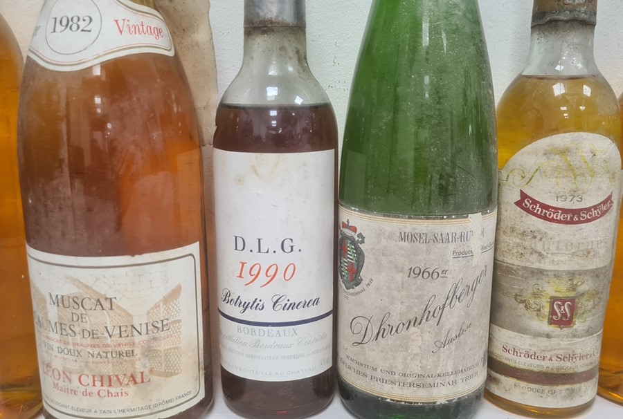 Quantity of various bottles to include 1982 Beaumes-de-Venise (2 bottles), 1993 Domaine la Grave, - Image 8 of 17