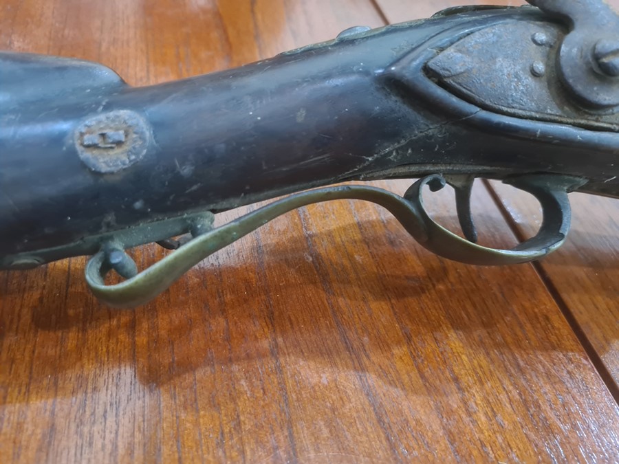 Old flintlock hunting gun with brass furniture, 70cm long Condition ReportSee attached further - Image 11 of 11