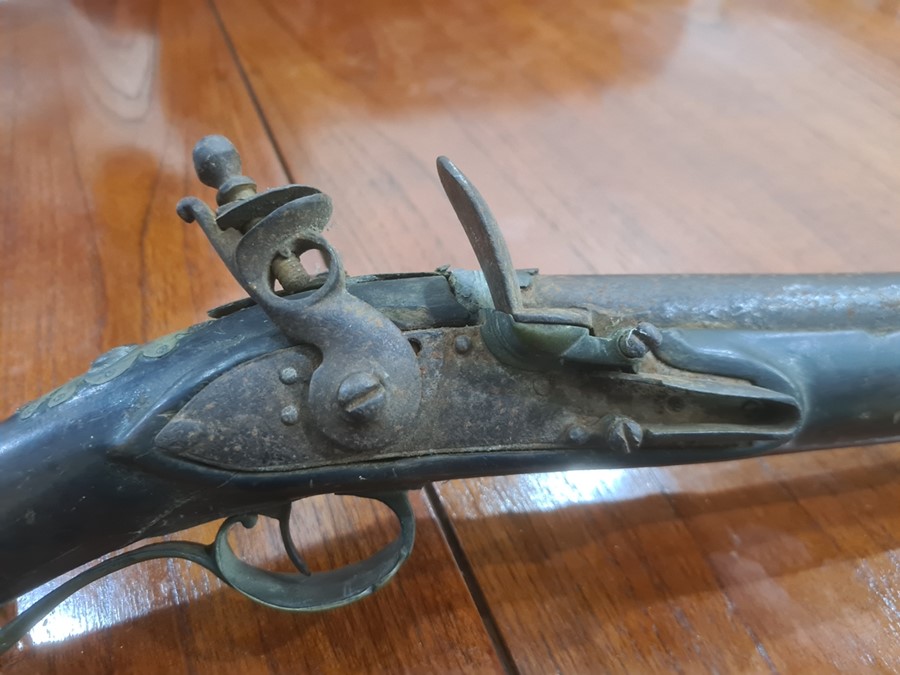 Old flintlock hunting gun with brass furniture, 70cm long Condition ReportSee attached further - Image 2 of 11