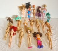 Quantity of Barbie dolls and other dolls, large quantity of costume, accessories and a toy bath (1