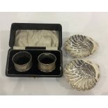 Pair Edwardian silver scallopshell trinket dishes, each on three ball feet, 10cm wide and a pair