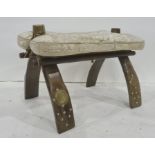 Camel-type stool