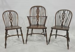 Set of six (5+1) 20th century Windsor-style wheelback chairs with elm seats, crinoline stretchers,